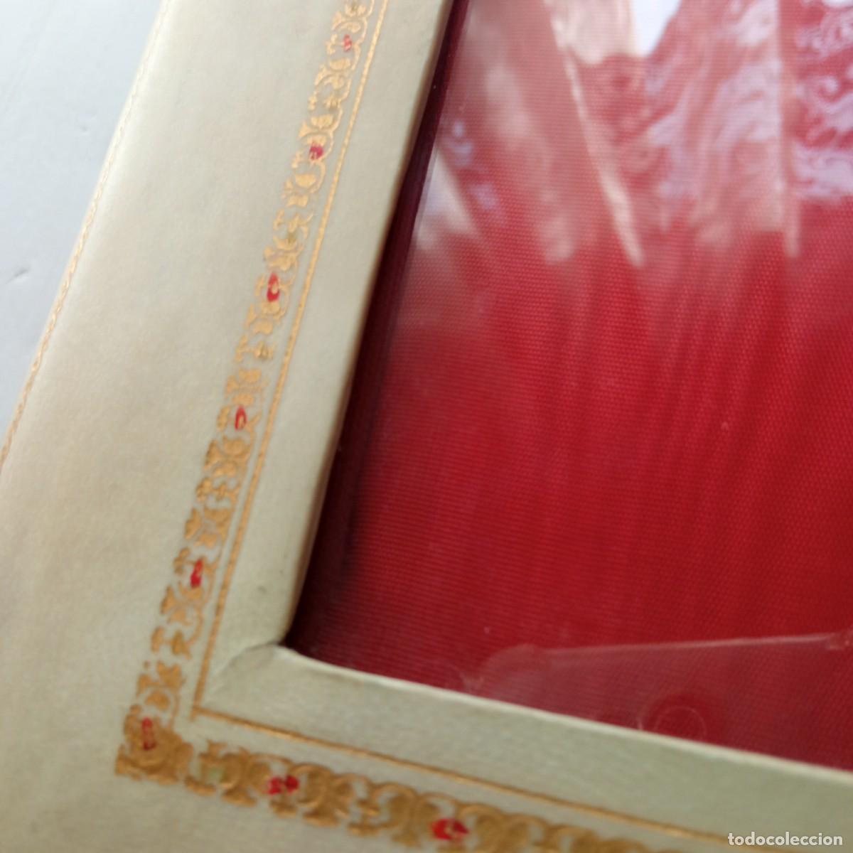 Antig&uuml;edades: Antiguo marco de piel sobre mesa - Foto 13