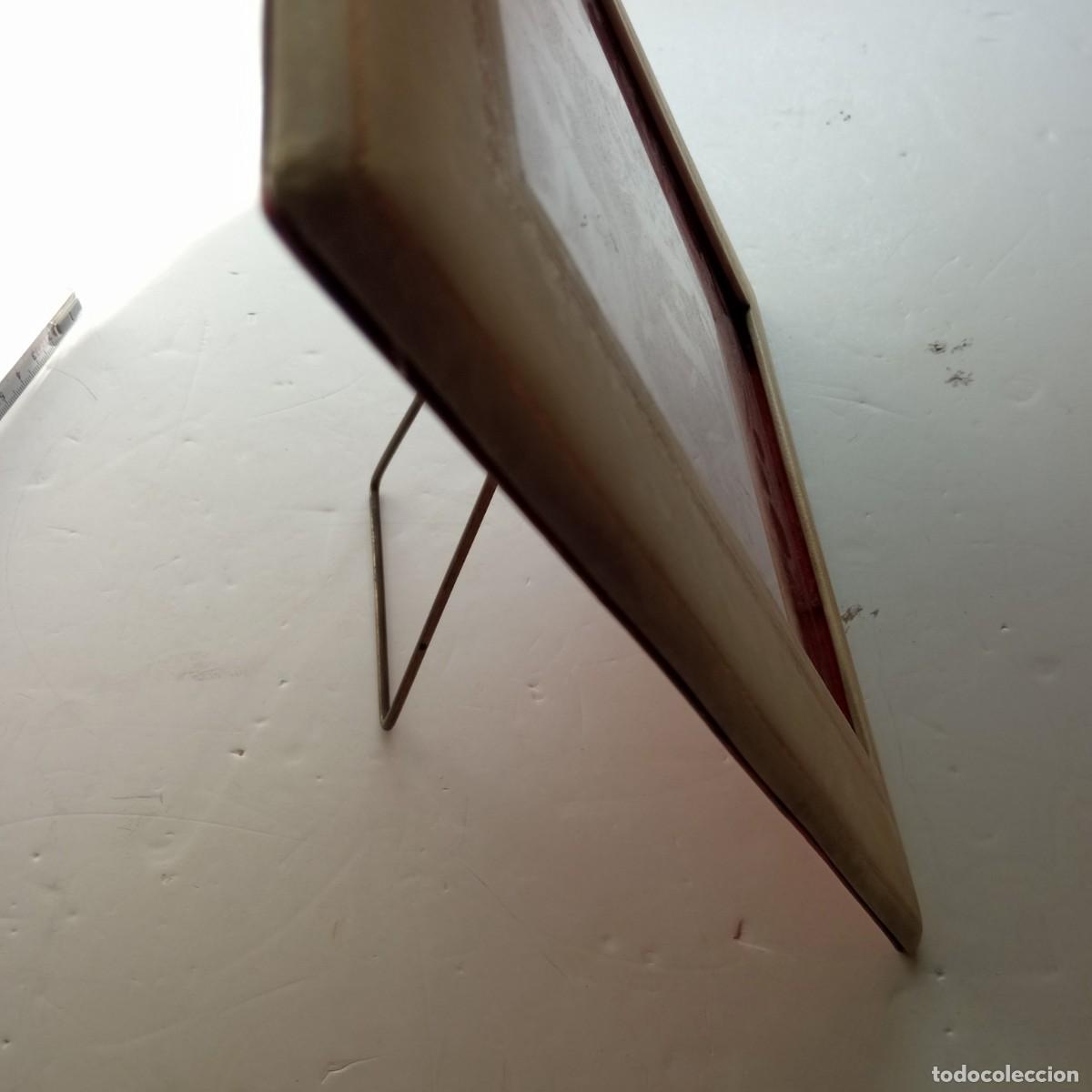 Antig&uuml;edades: Antiguo marco de piel sobre mesa - Foto 15