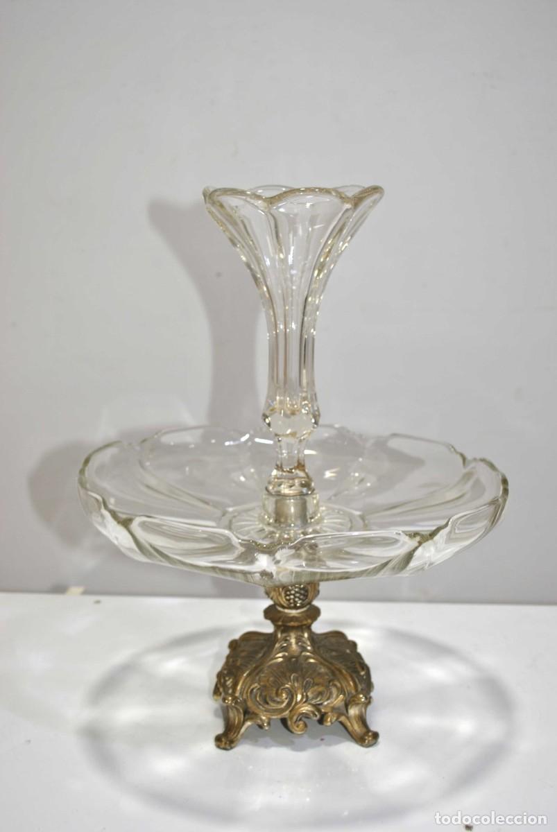 Antig&uuml;edades: CENTRO DE MESA DE CRISTAL Y BRONCE CINCELADO - Foto 1