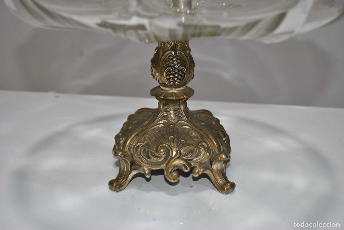 Antig&uuml;edades: CENTRO DE MESA DE CRISTAL Y BRONCE CINCELADO - Foto 2