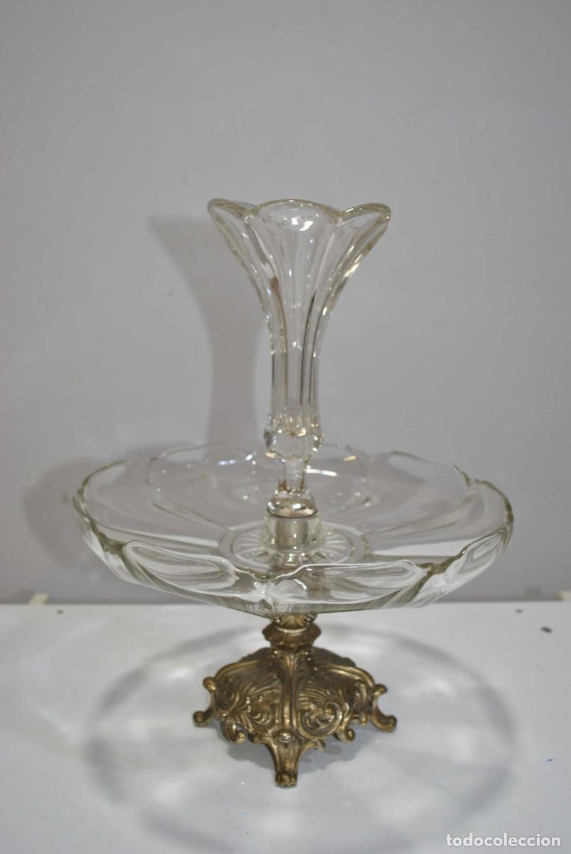 Antig&uuml;edades: CENTRO DE MESA DE CRISTAL Y BRONCE CINCELADO - Foto 3