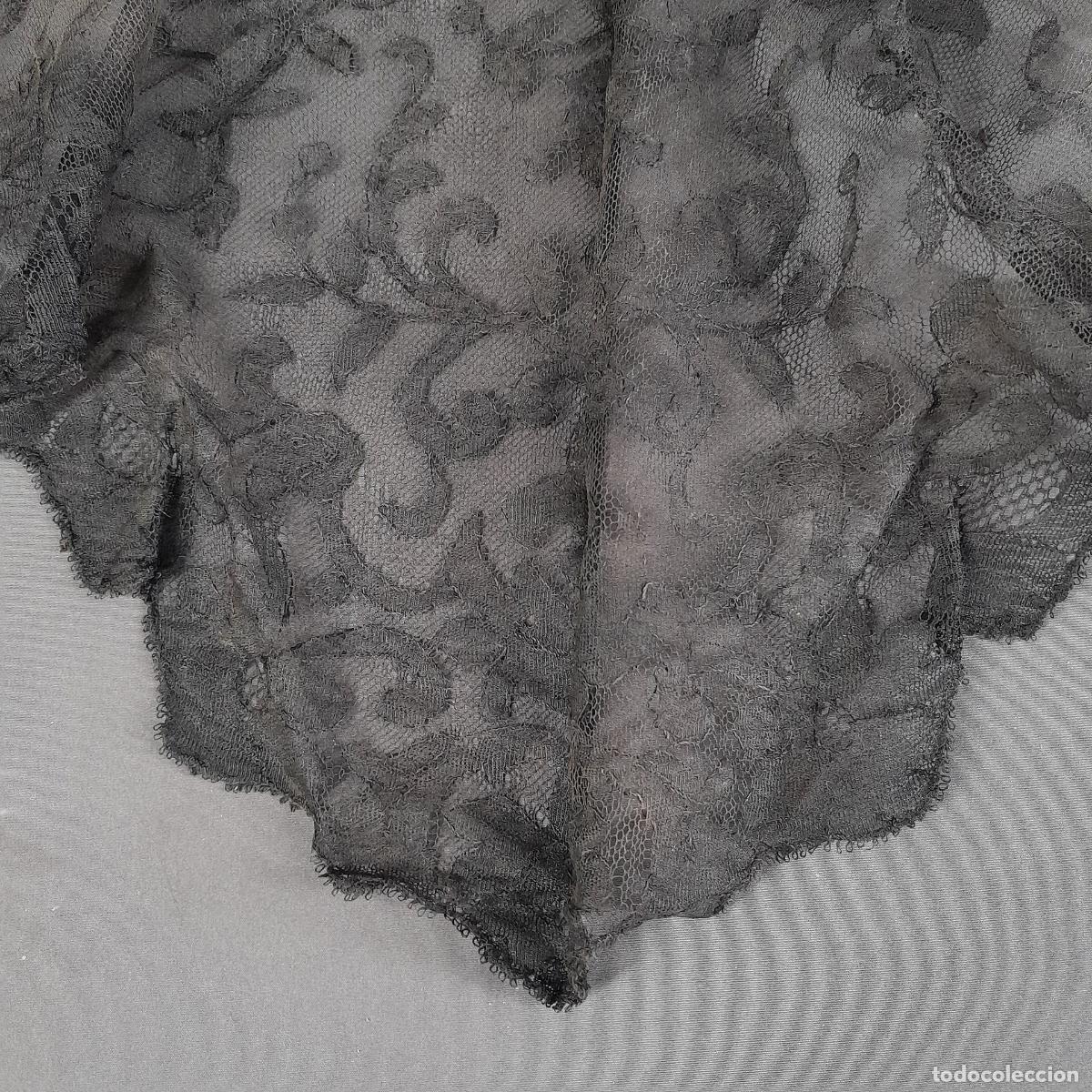 Antig&uuml;edades: MANTILLA TRIANGULAR DE ENCAJE NEGRO. ESPANA, 1950 CA. - Foto 2