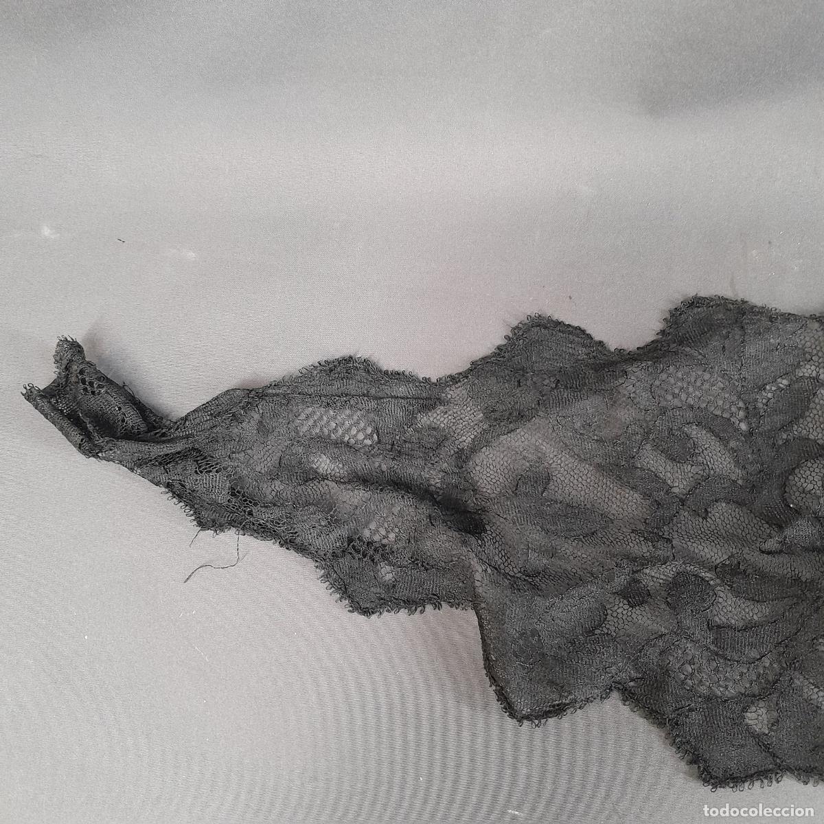 Antig&uuml;edades: MANTILLA TRIANGULAR DE ENCAJE NEGRO. ESPANA, 1950 CA. - Foto 3