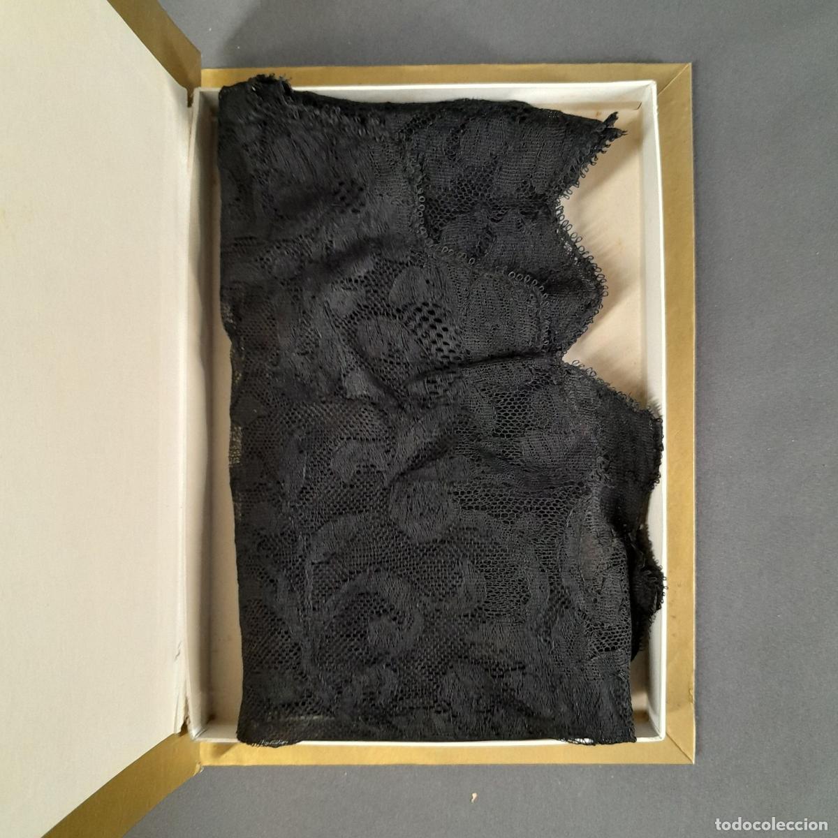 Antig&uuml;edades: MANTILLA TRIANGULAR DE ENCAJE NEGRO. ESPANA, 1950 CA. - Foto 6