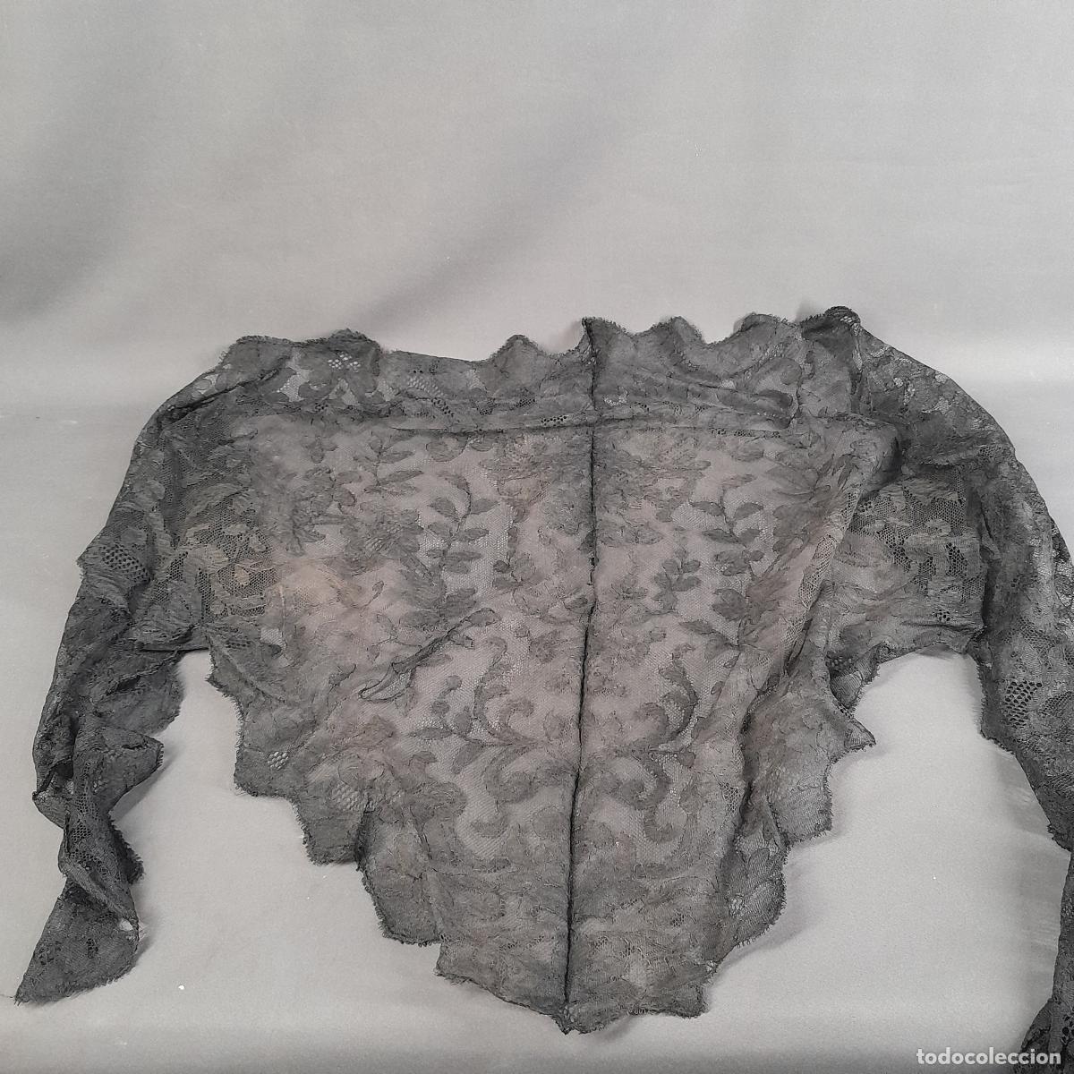 Antig&uuml;edades: MANTILLA TRIANGULAR DE ENCAJE NEGRO. ESPANA, 1950 CA. - Foto 1