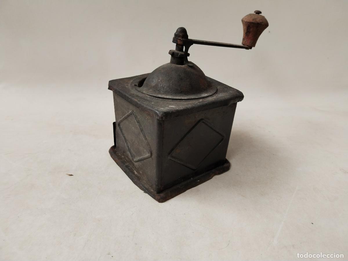 Antiguidades: antiguo molinillo de caf&eacute; elma de hojalata