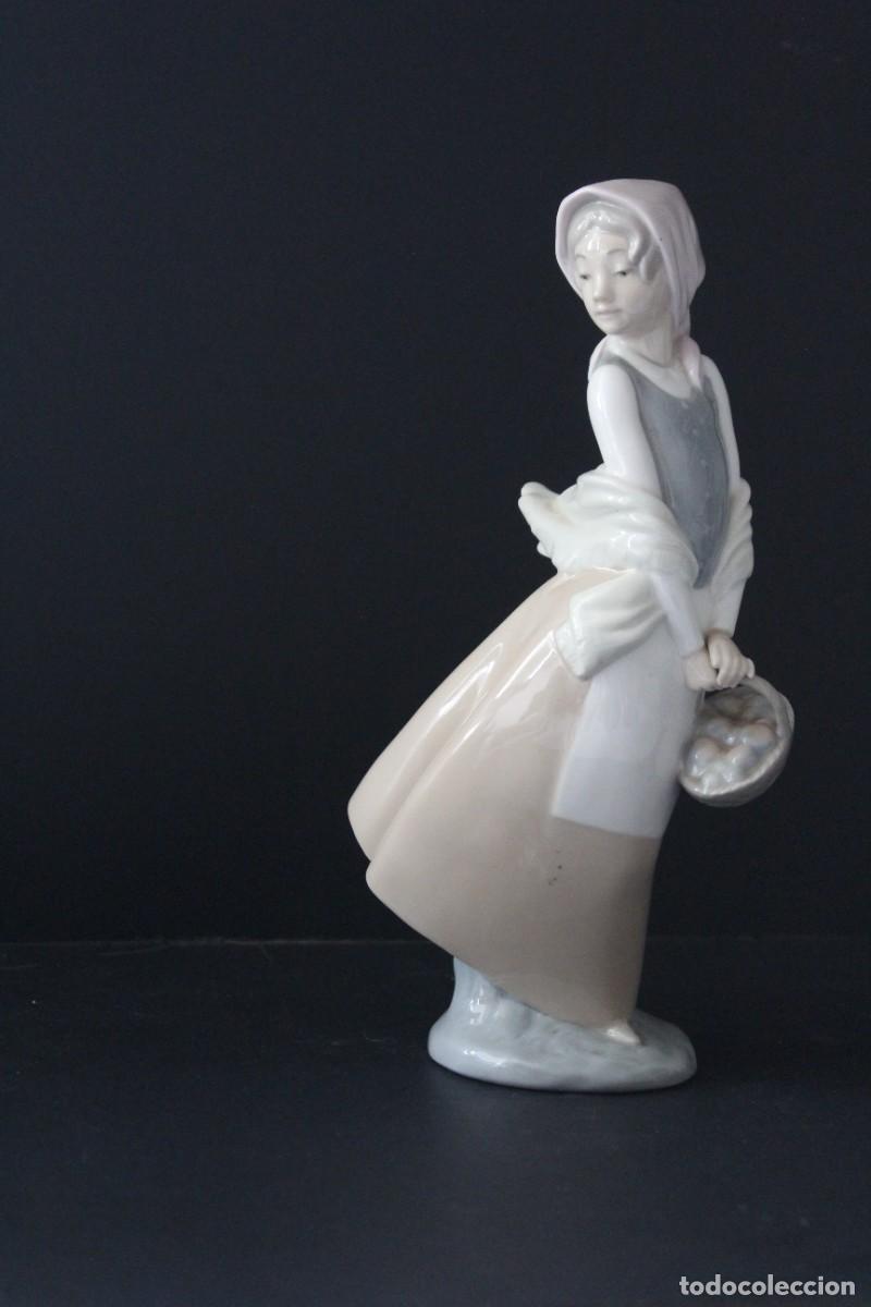 Antig&uuml;edades: NAO LLADRO &rdquo;Muchacha con Cesta&rdquo; - Foto 1