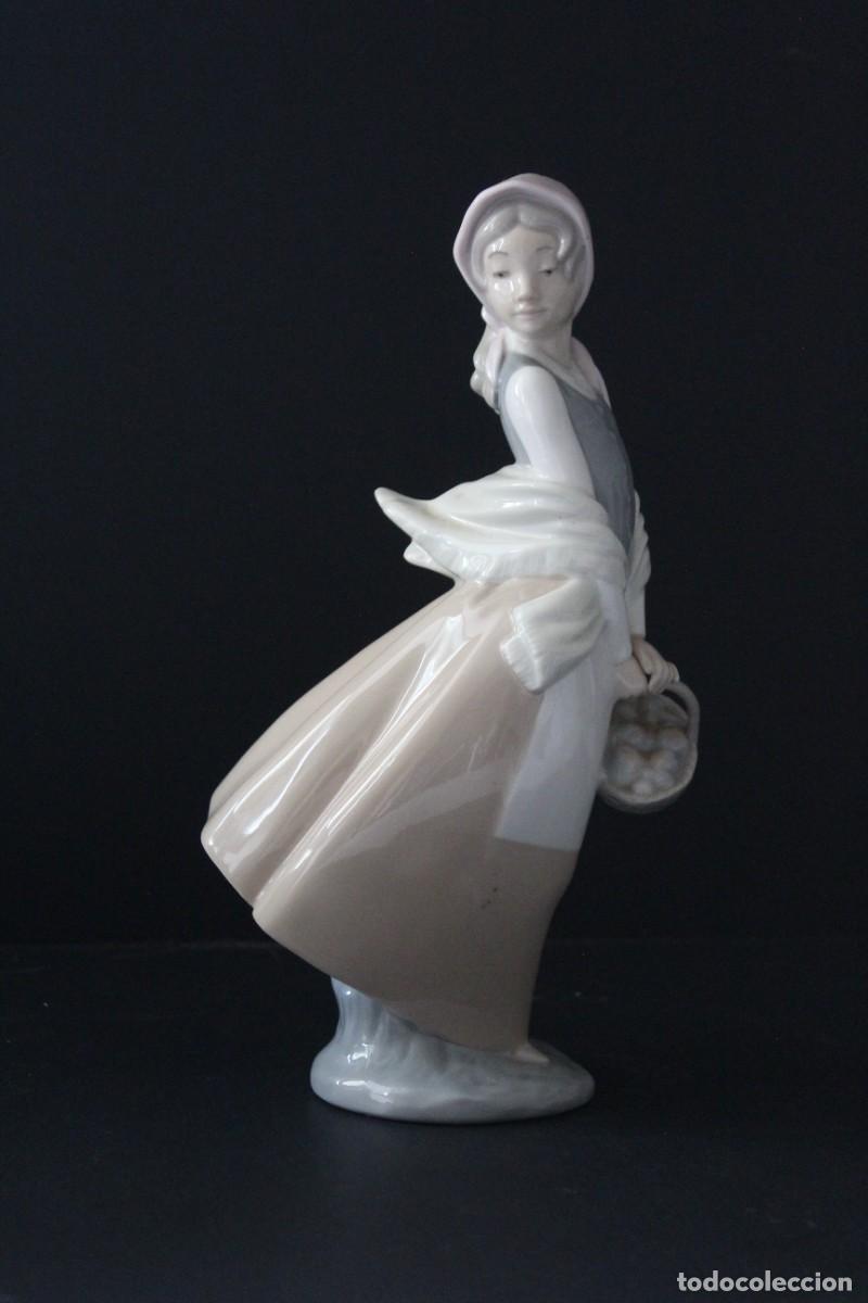 Antig&uuml;edades: NAO LLADRO &rdquo;Muchacha con Cesta&rdquo; - Foto 3