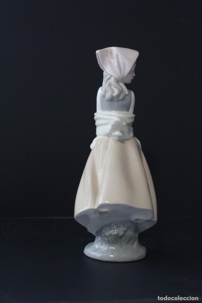 Antig&uuml;edades: NAO LLADRO &rdquo;Muchacha con Cesta&rdquo; - Foto 4