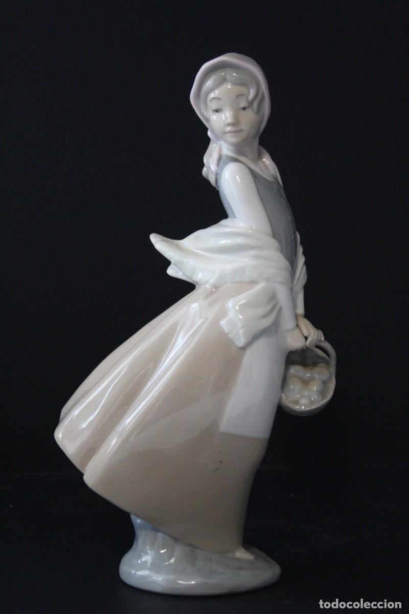 Antig&uuml;edades: NAO LLADRO &rdquo;Muchacha con Cesta&rdquo; - Foto 5