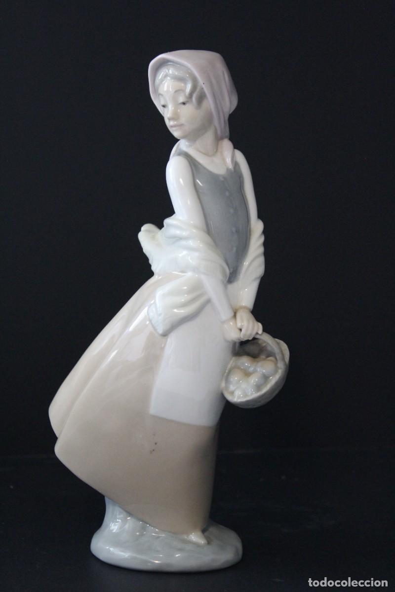 Antig&uuml;edades: NAO LLADRO &rdquo;Muchacha con Cesta&rdquo; - Foto 6
