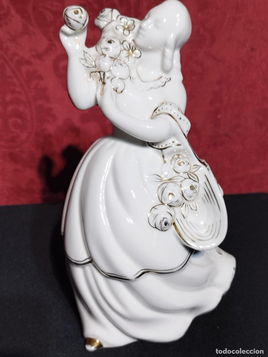 Antiguidades: FIGURA BLANCA CON DORADO MUJER / DAMA CON FLORES PORCELANA OLLETSAC
