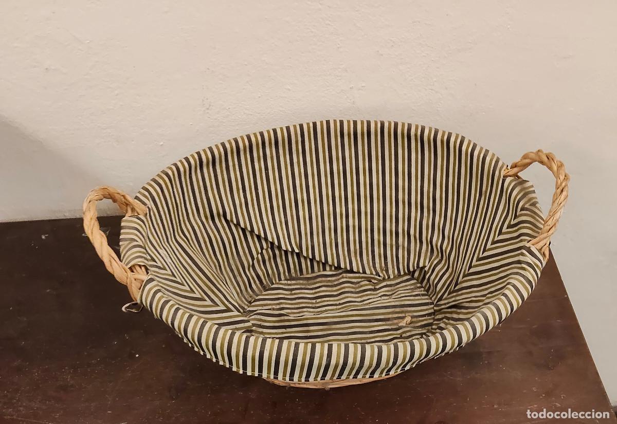 Antig&uuml;edades: Cesta de mimbre Rustica vintage - Borde con ropa - Foto 2