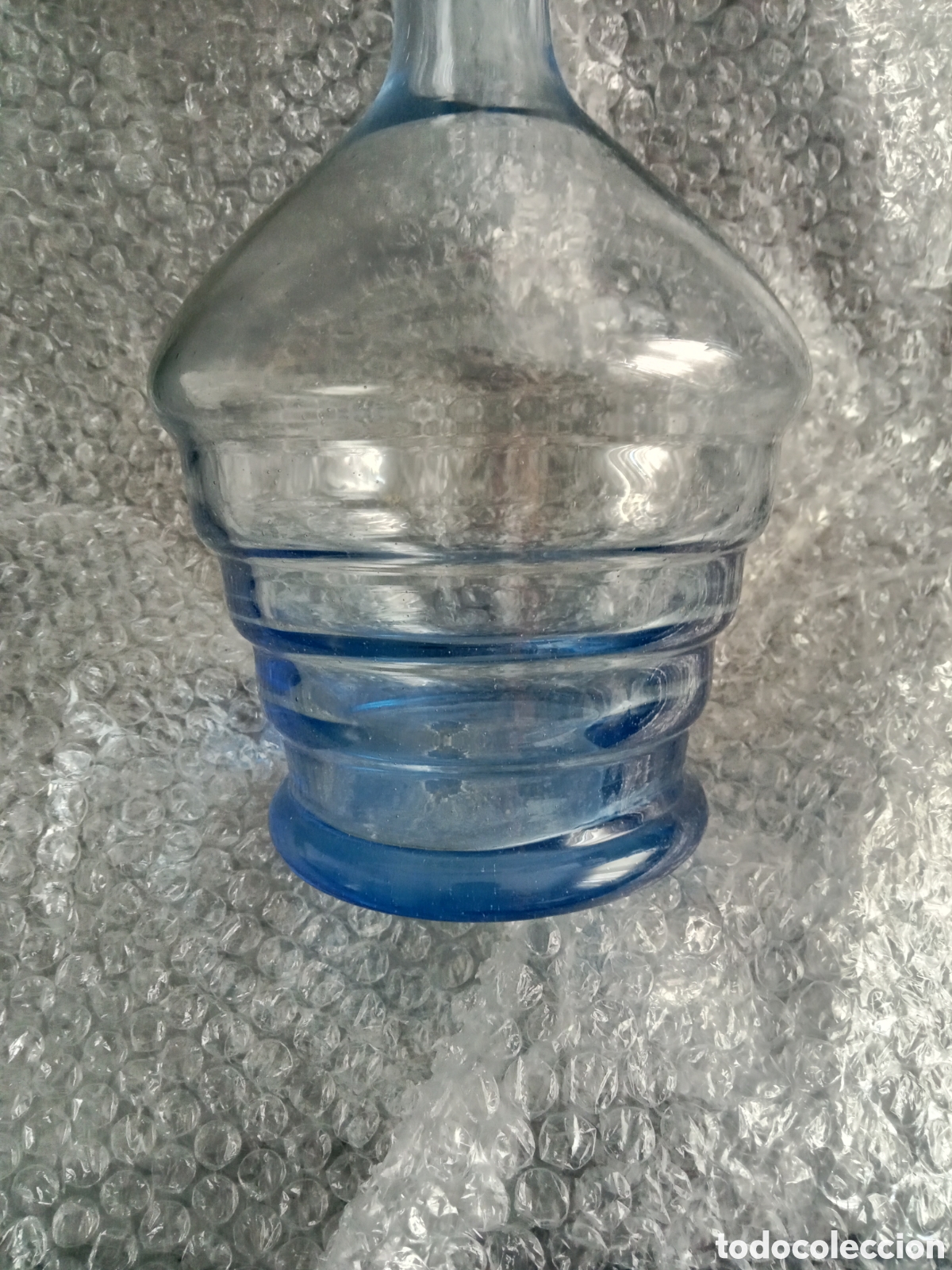 Antig&uuml;edades: Botella cristal celeste - Foto 2