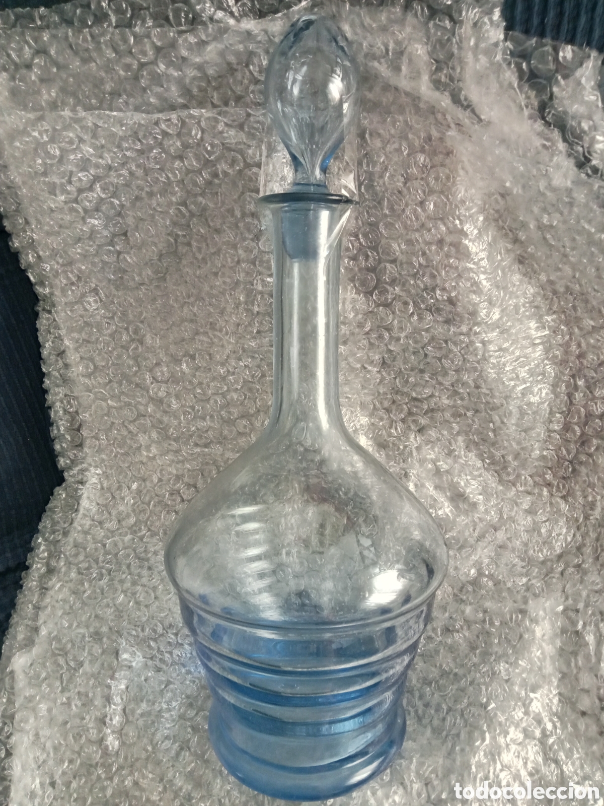 Antig&uuml;edades: Botella cristal celeste - Foto 1