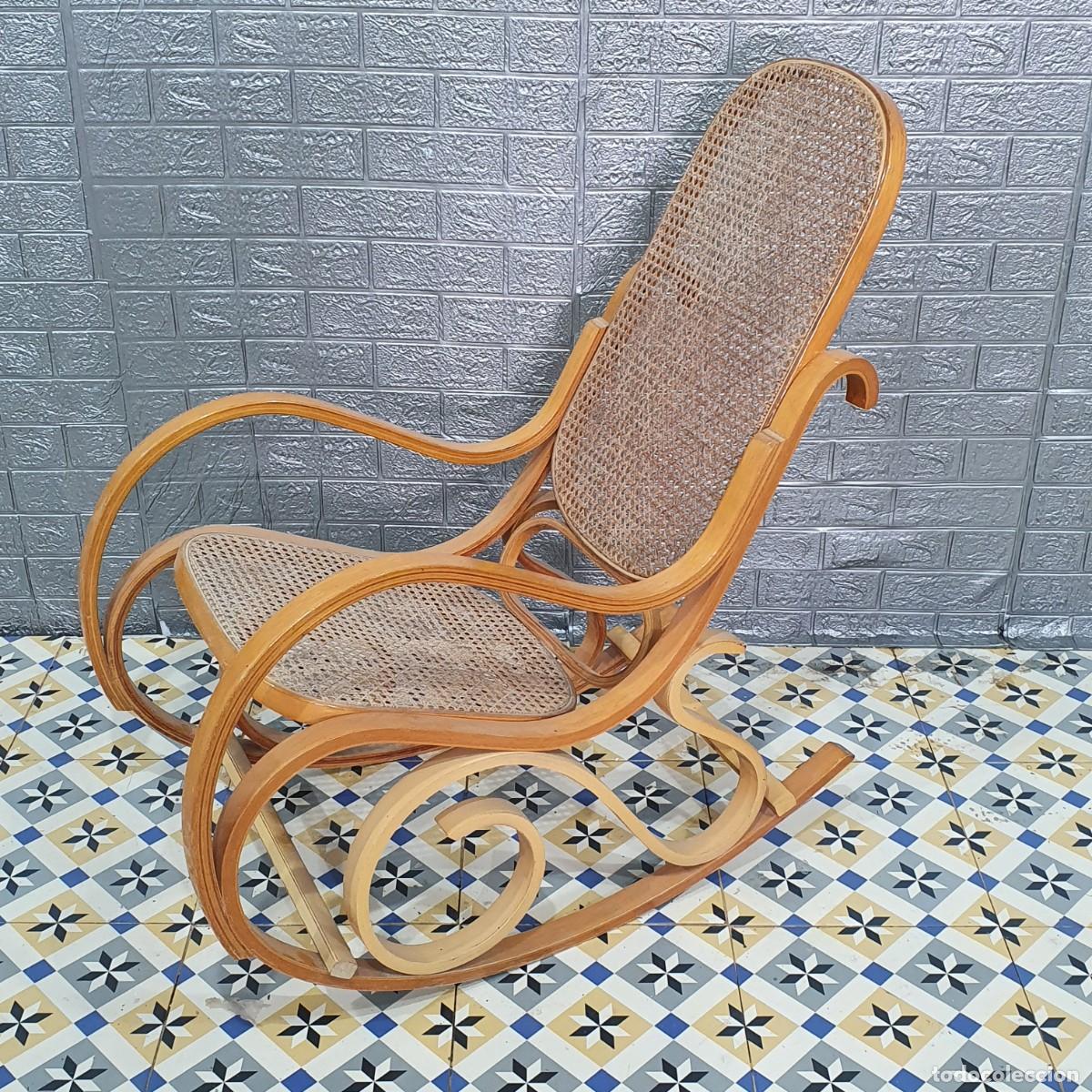 Antig&uuml;edades: Mecedora de madera y rejilla - Foto 1