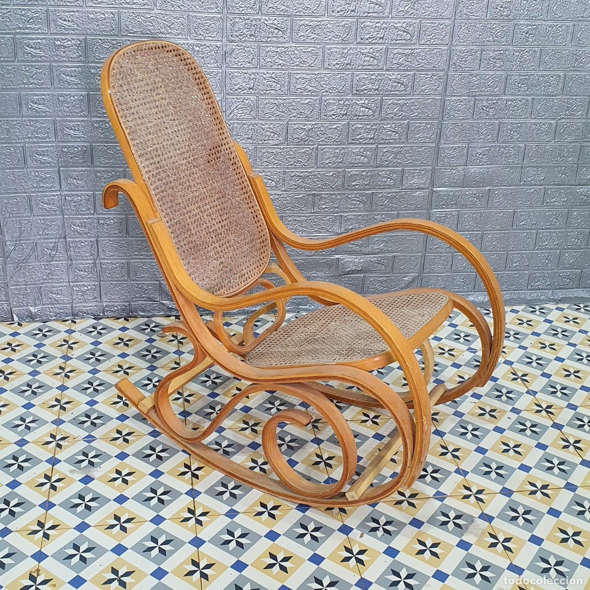 Antig&uuml;edades: Mecedora de madera y rejilla - Foto 3