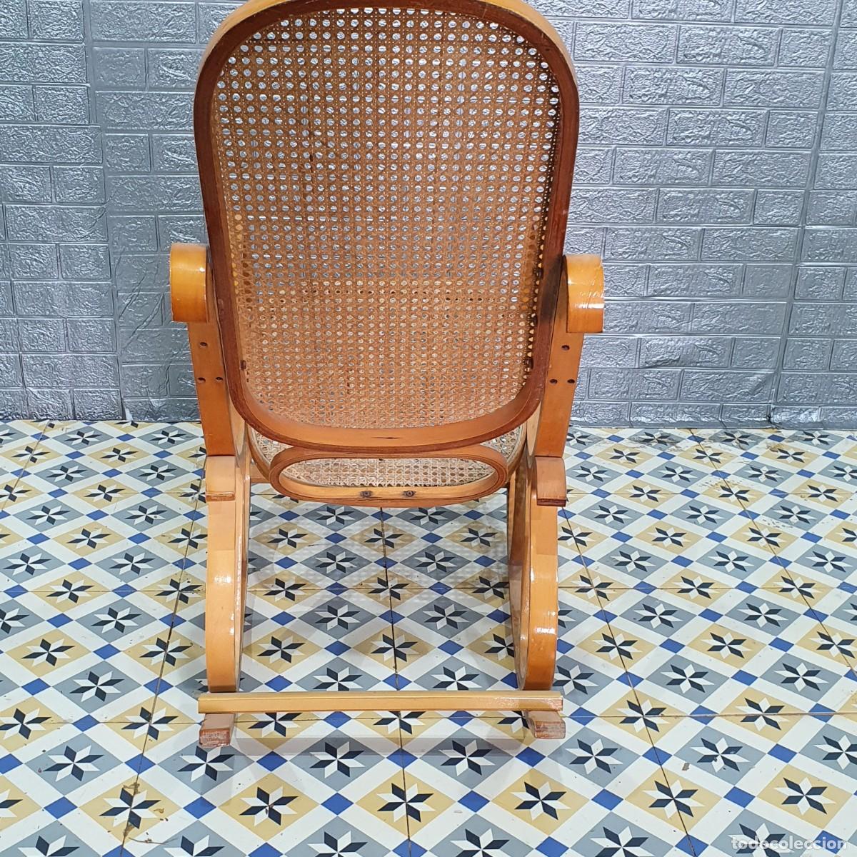 Antig&uuml;edades: Mecedora de madera y rejilla - Foto 4