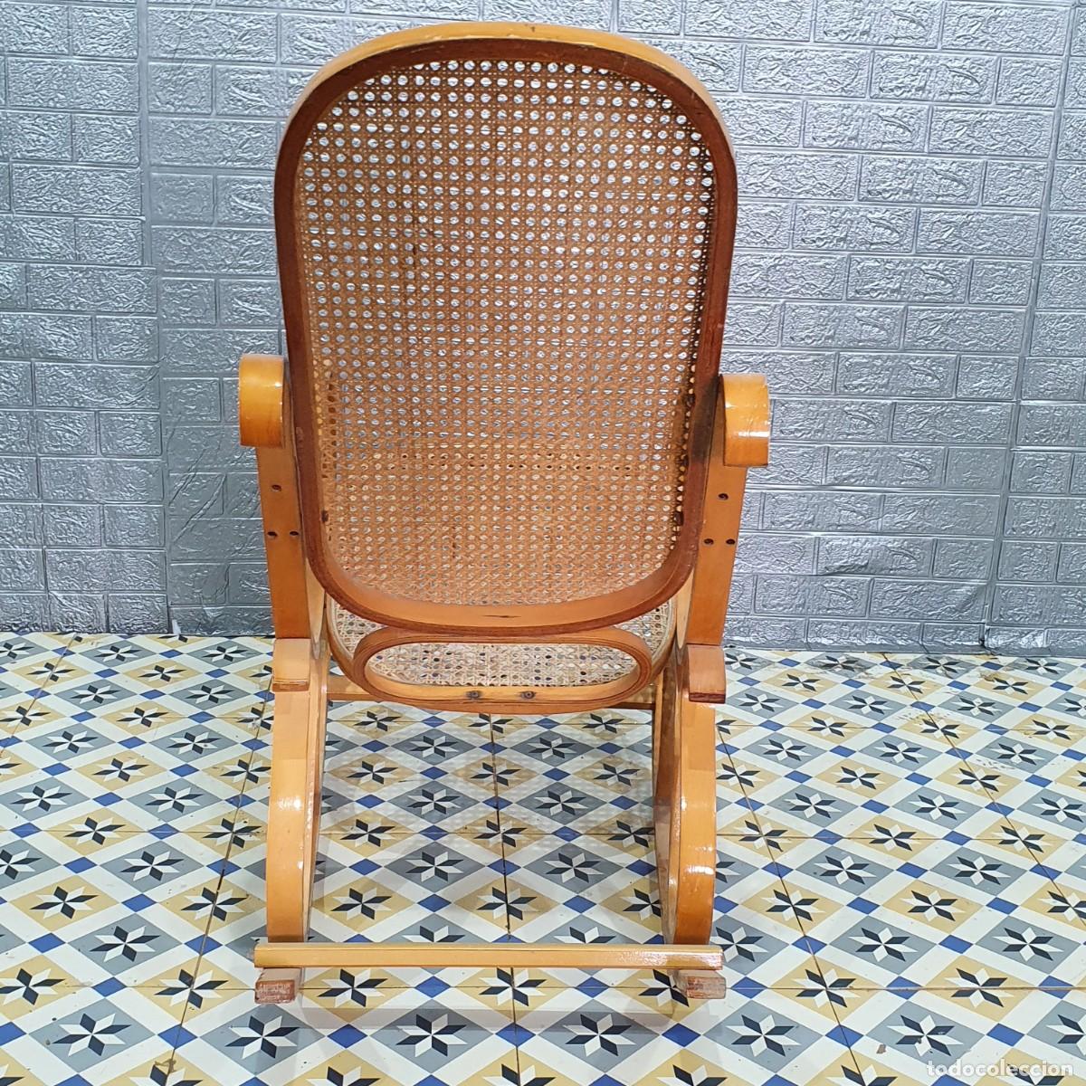 Antig&uuml;edades: Mecedora de madera y rejilla - Foto 5