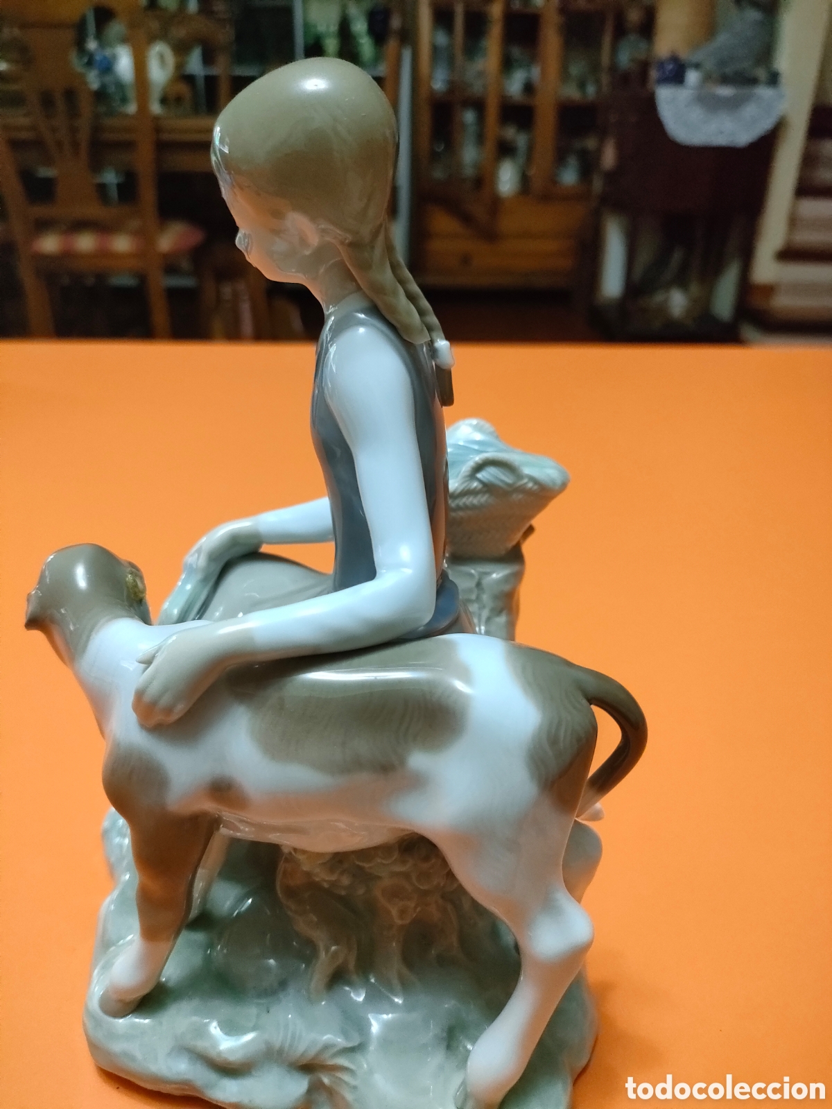 Antig&uuml;edades: Figura de pastora con ternero - Foto 2