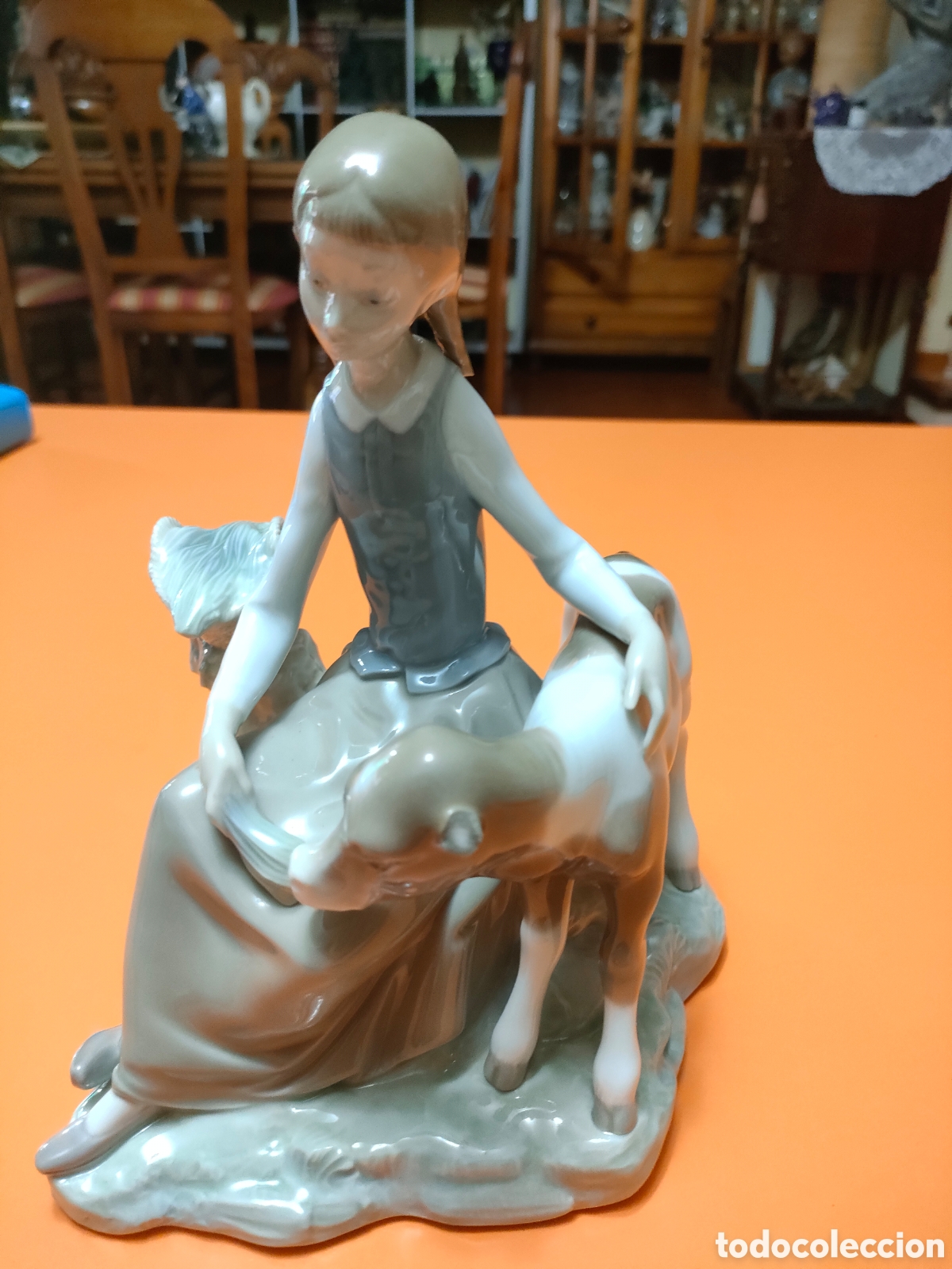 Antig&uuml;edades: Figura de pastora con ternero - Foto 1