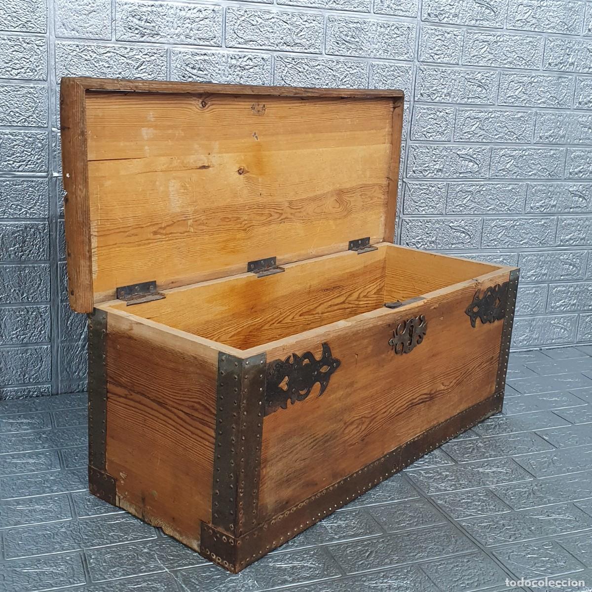 Antig&uuml;edades: Antigua arca de madera detalles en forja - Foto 1