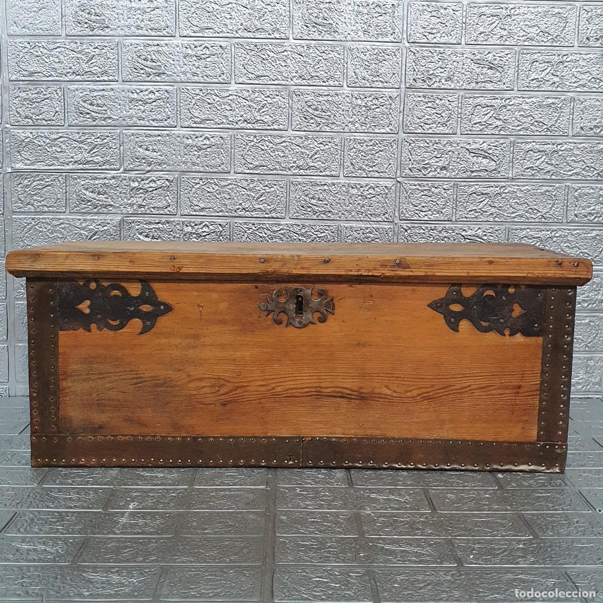Antig&uuml;edades: Antigua arca de madera detalles en forja - Foto 3