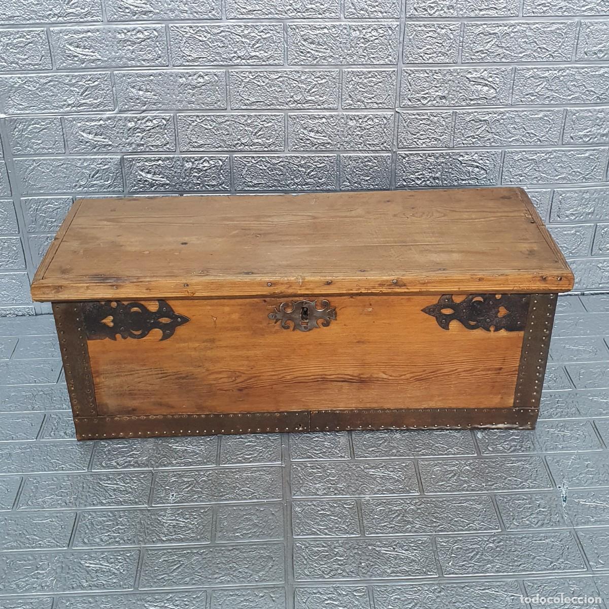 Antig&uuml;edades: Antigua arca de madera detalles en forja - Foto 4