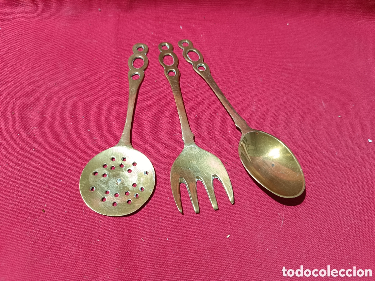 Antig&uuml;edades: Cubiertos para servir en lat&oacute;n o bronce - Foto 1