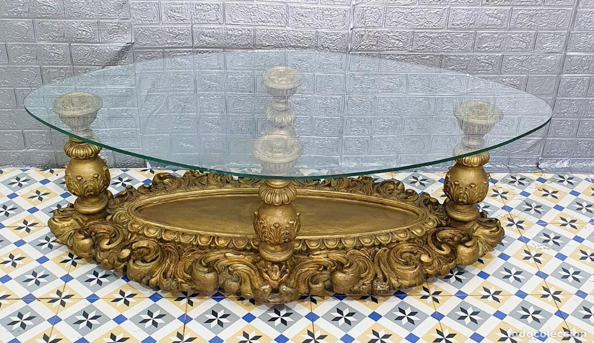 Antig&uuml;edades: .Antigua mesa de centro con una base de madera tallada - Foto 1