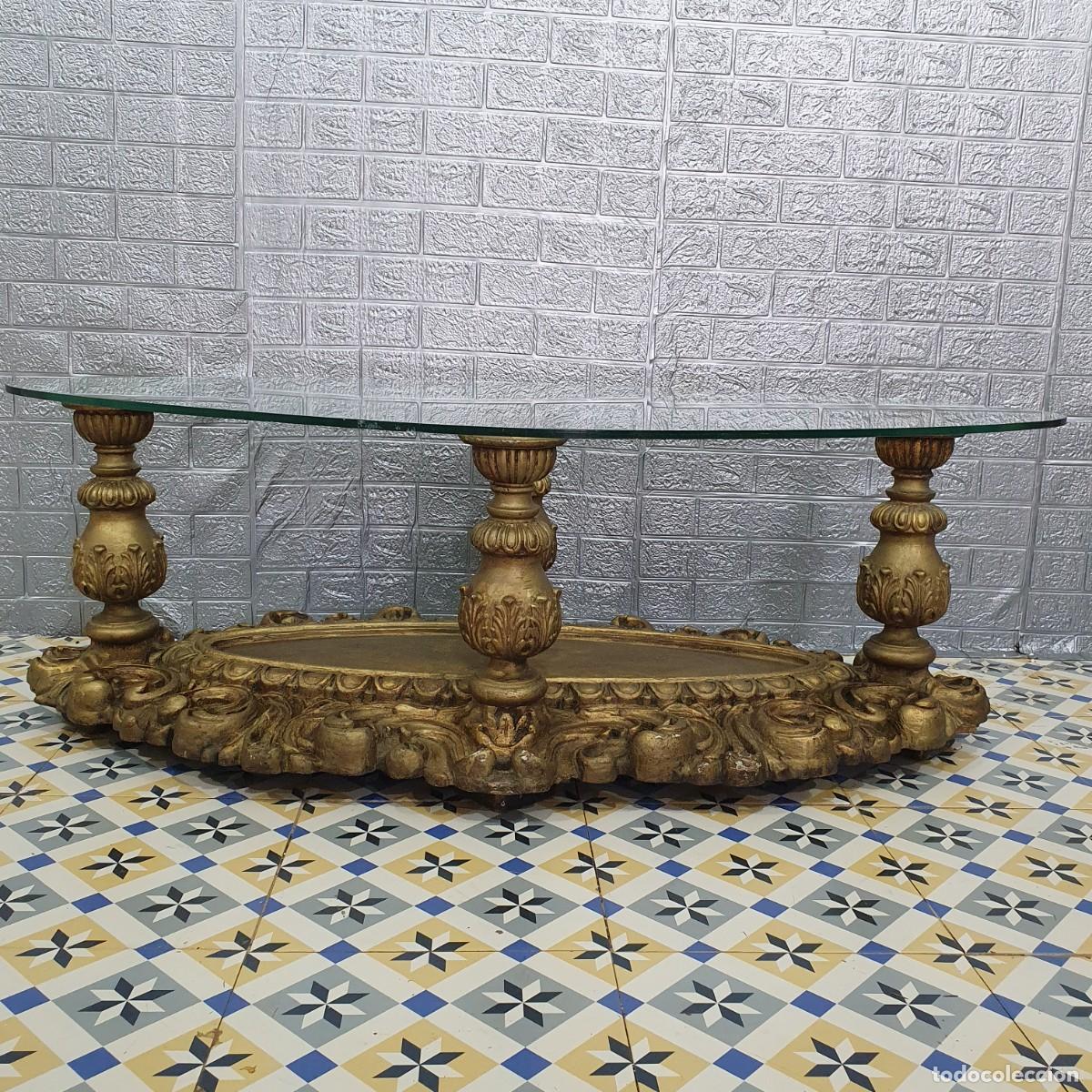 Antig&uuml;edades: .Antigua mesa de centro con una base de madera tallada - Foto 4