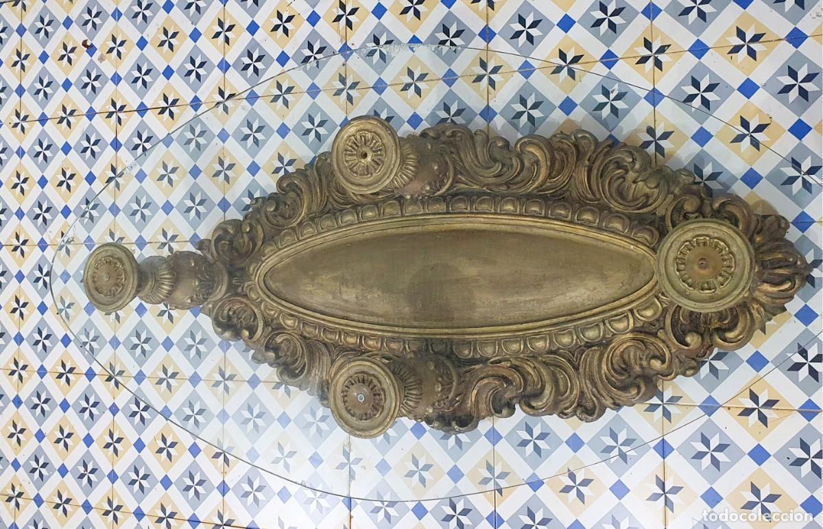 Antig&uuml;edades: .Antigua mesa de centro con una base de madera tallada - Foto 5