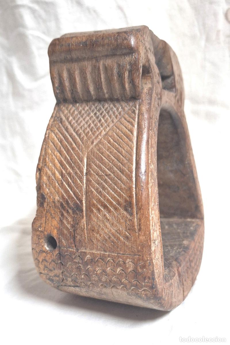 Antig&uuml;edades: Estribo Colonial de Madera Cinzelado S XIX - Foto 2