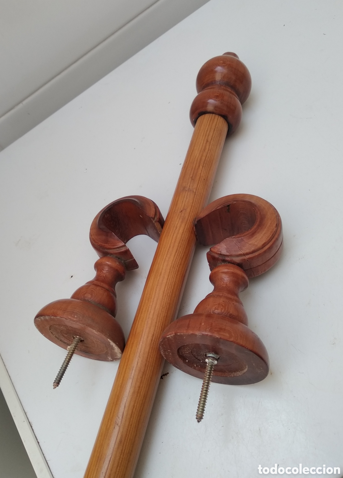 Antig&uuml;edades: Barra cortina y dos soportes de madera - Foto 2