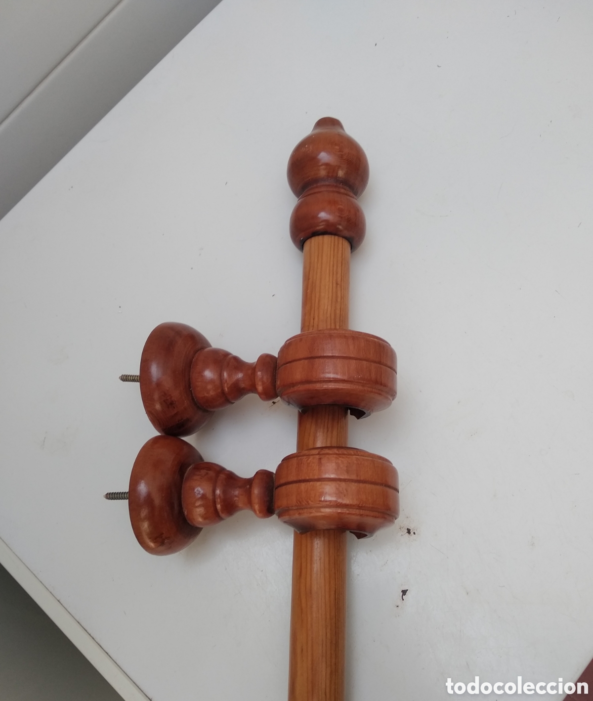 Antig&uuml;edades: Barra cortina y dos soportes de madera - Foto 1