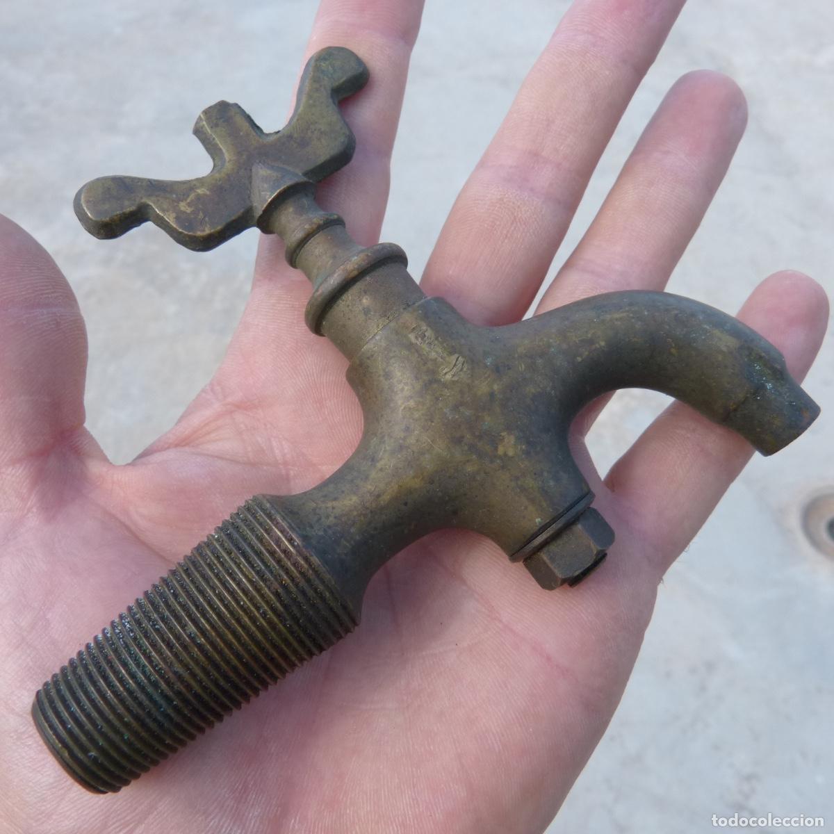 Antig&uuml;edades: Antiguo grifo de bronce, 217gr. - Foto 1