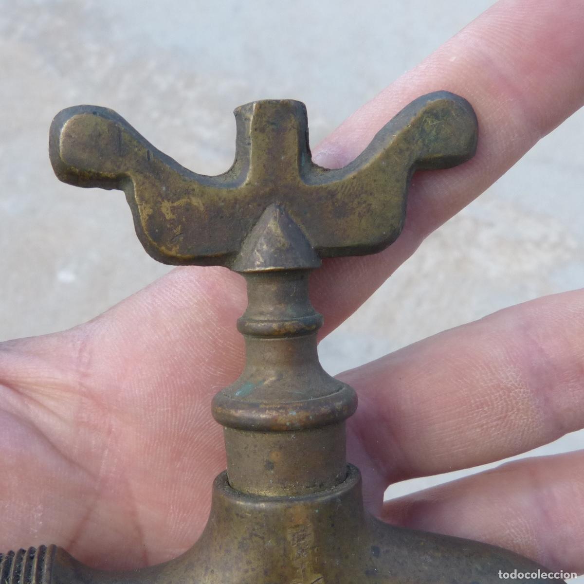 Antig&uuml;edades: Antiguo grifo de bronce, 217gr. - Foto 2