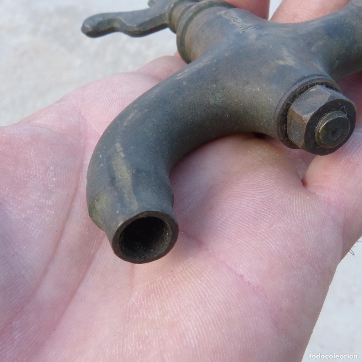 Antig&uuml;edades: Antiguo grifo de bronce, 217gr. - Foto 4