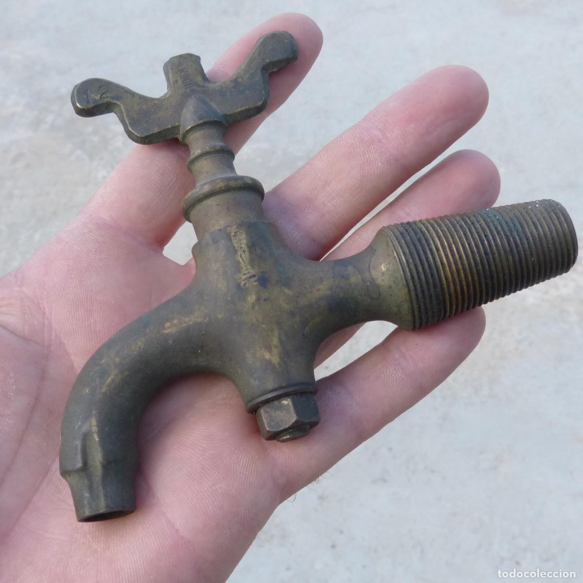 Antig&uuml;edades: Antiguo grifo de bronce, 217gr. - Foto 5