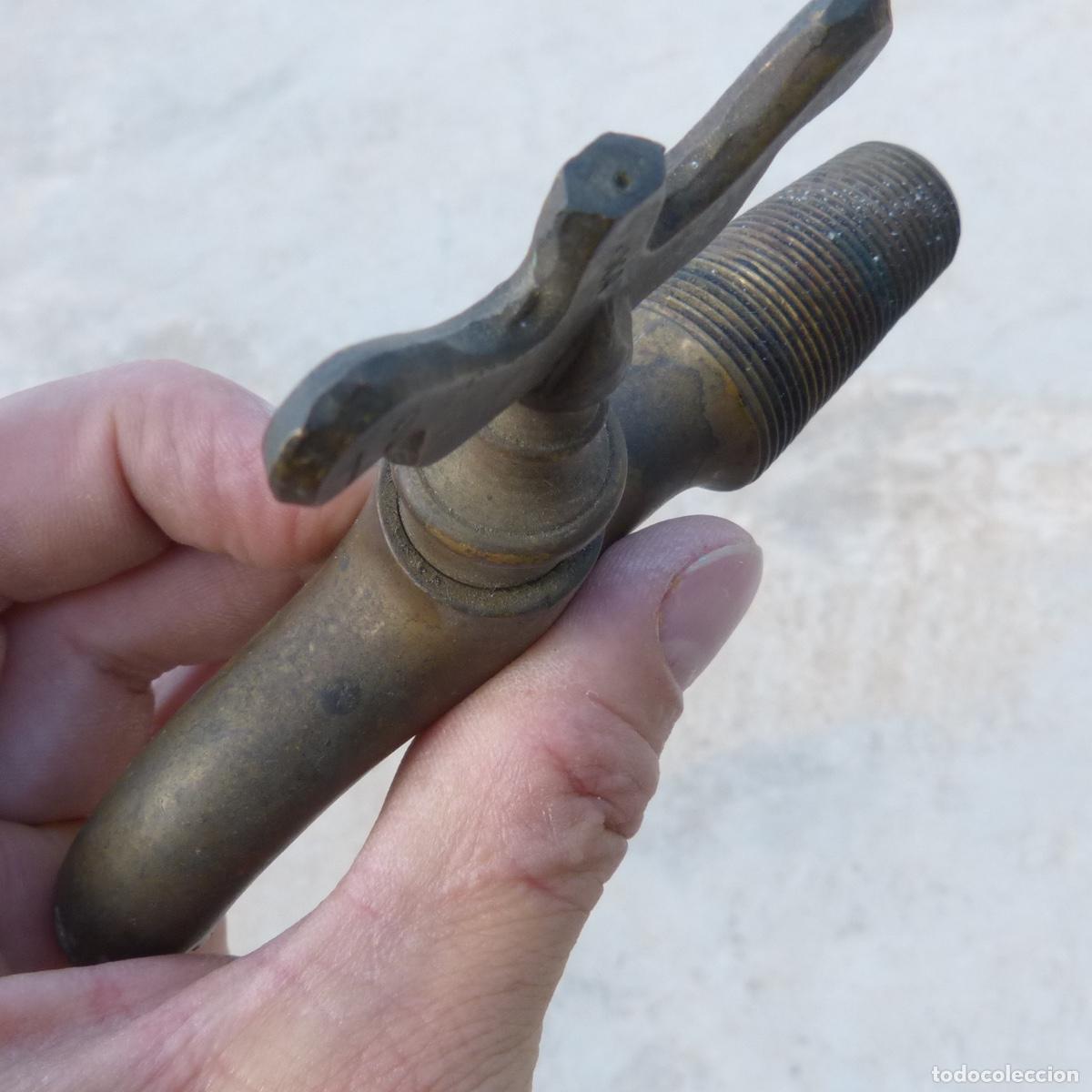 Antig&uuml;edades: Antiguo grifo de bronce, 217gr. - Foto 6