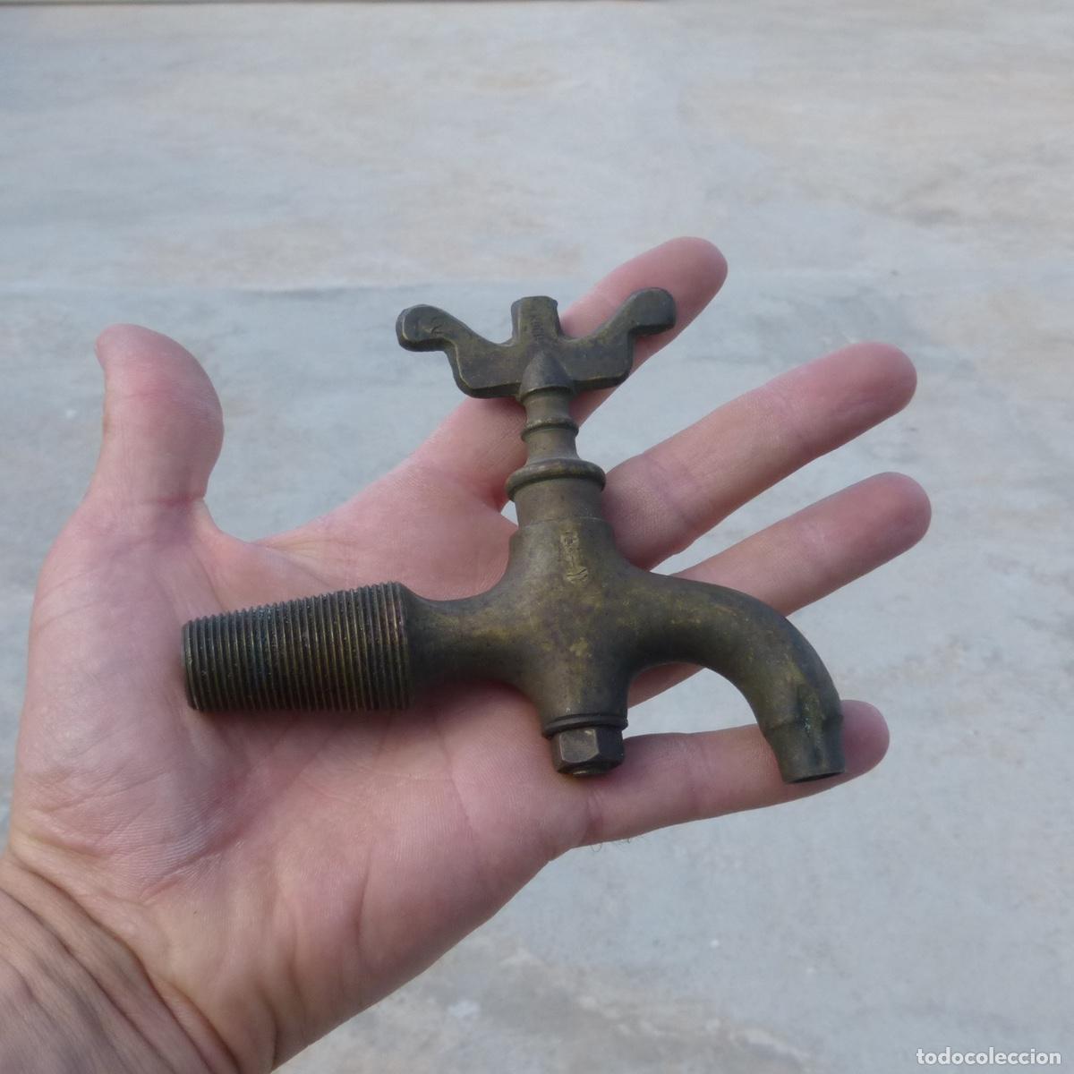 Antig&uuml;edades: Antiguo grifo de bronce, 217gr. - Foto 9