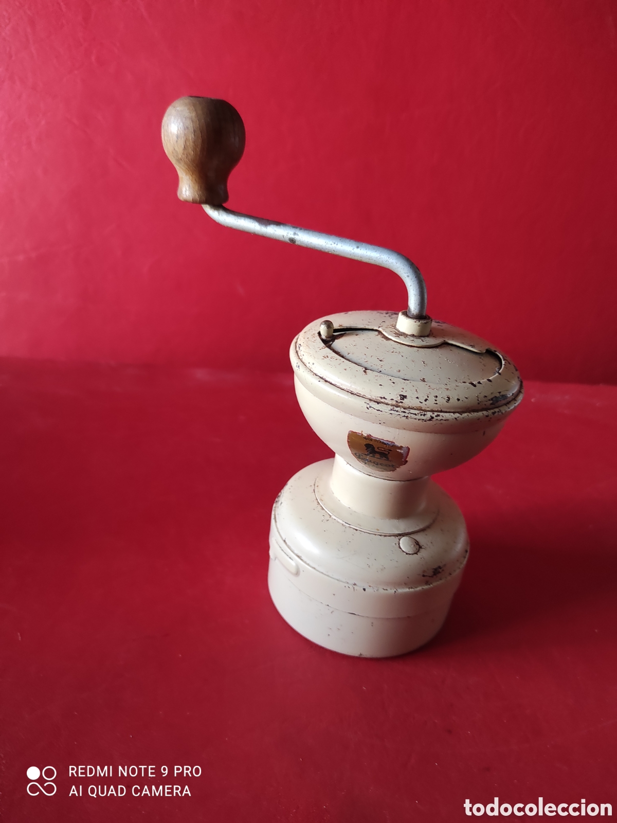 Antiquit&auml;ten: Antiguo molinillo de caf&eacute; Peugeot.