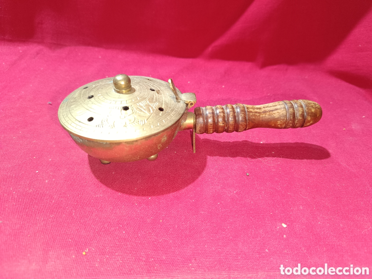 Antig&uuml;edades: Incensiario de mano lat&oacute;n o bronce con mango de madera
