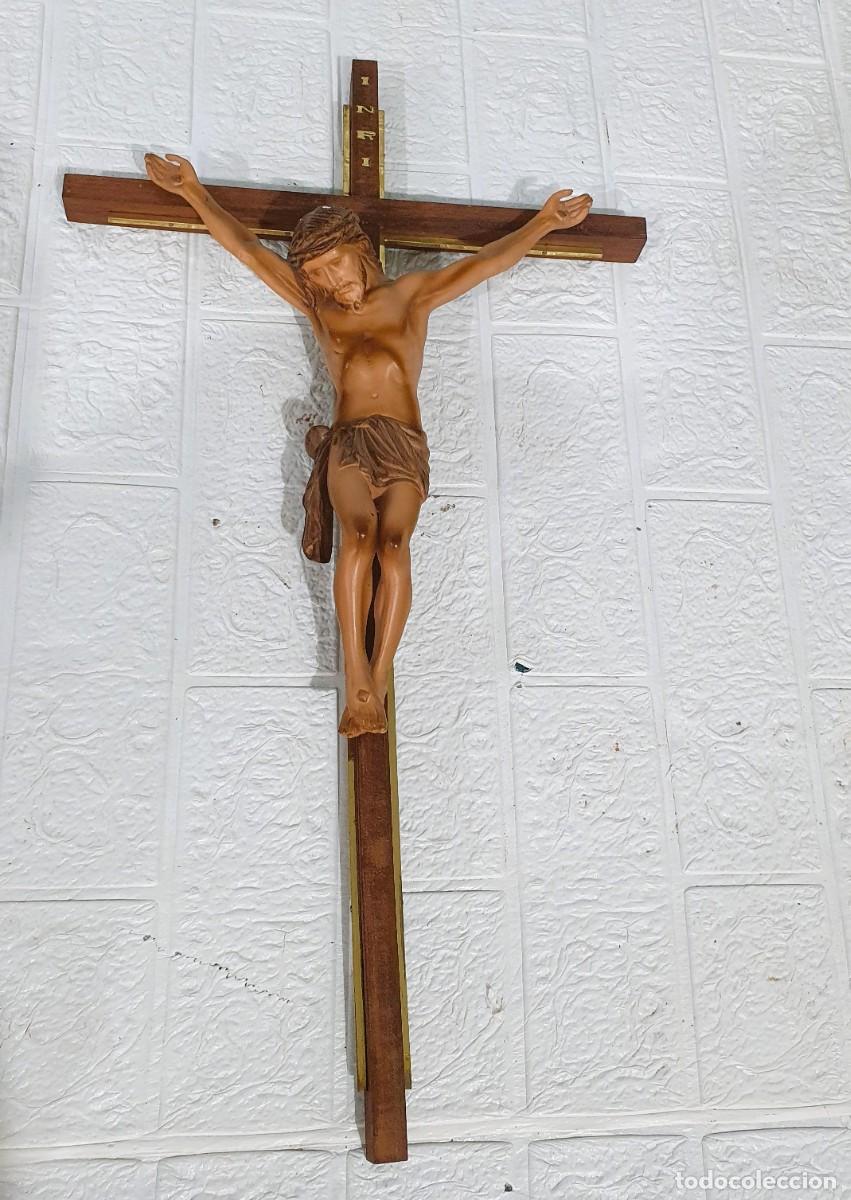 Antig&uuml;edades: Crucifijo en madera y laton - Foto 1