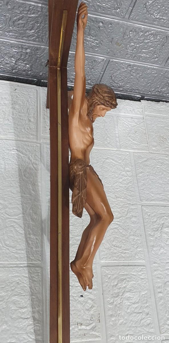 Antig&uuml;edades: Crucifijo en madera y laton - Foto 4