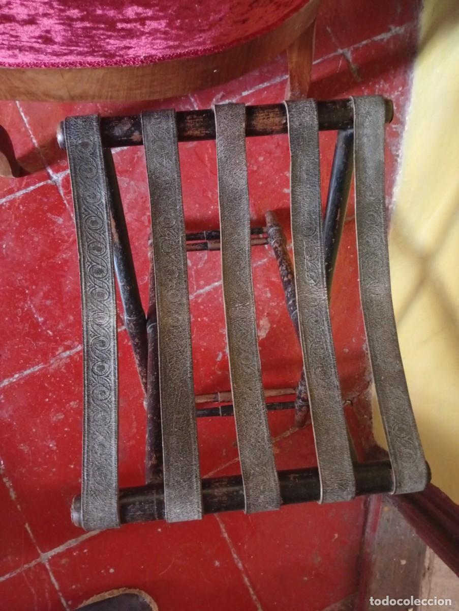 Antig&uuml;edades: Catre de madera y cuero cordob&aacute;n - Foto 2