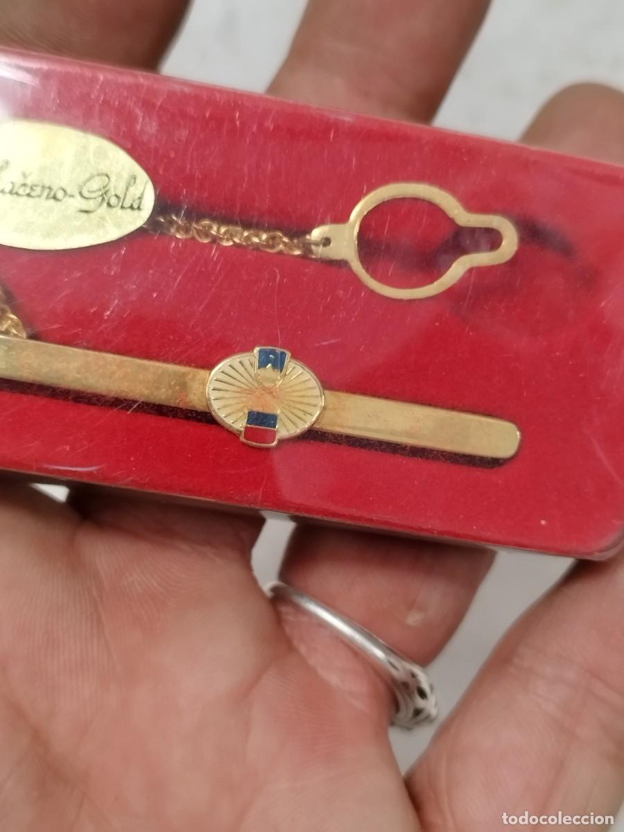 Antig&uuml;edades: Antigua aguja de corbata en su caja. - Foto 3