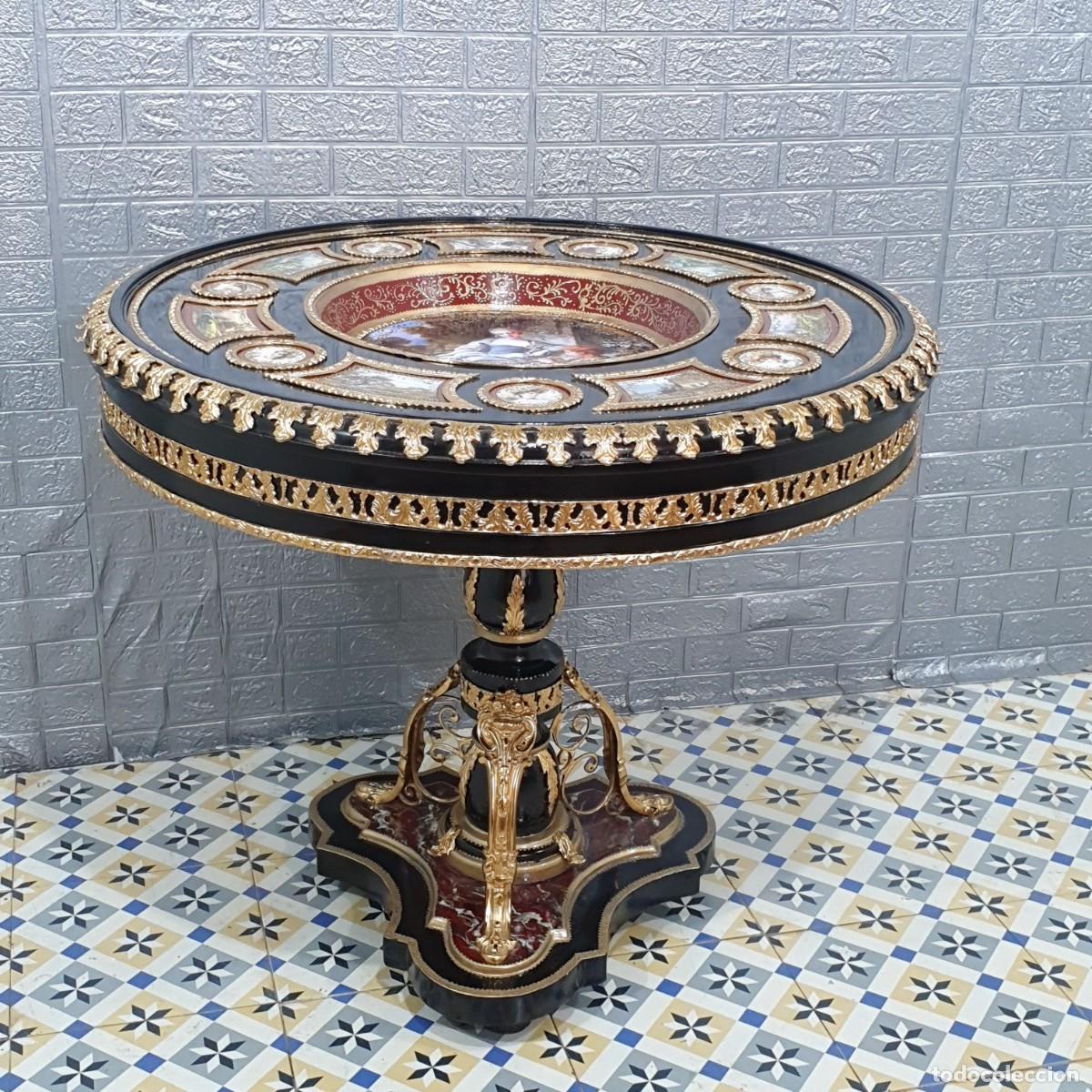 Antig&uuml;edades: Mesa estilo barroco pintada a mano con relieves en bronce - Foto 1