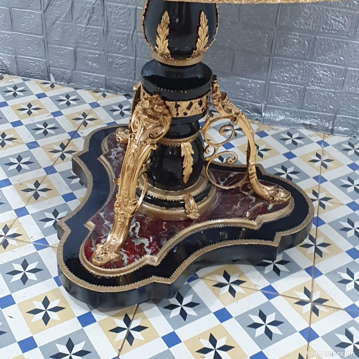 Antig&uuml;edades: Mesa estilo barroco pintada a mano con relieves en bronce - Foto 4