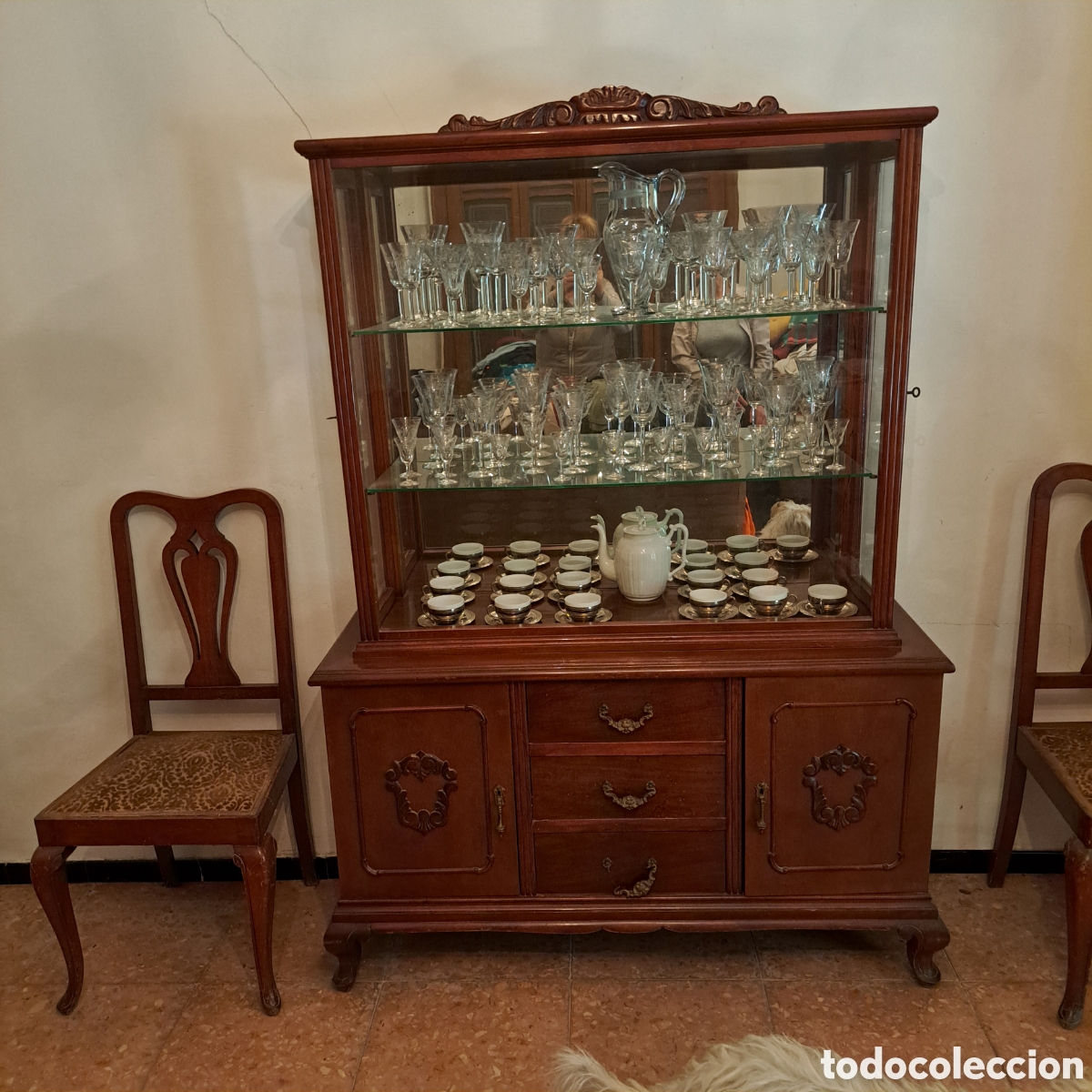 Antig&uuml;edades: Mueble vitrina con cristaler&iacute;a. - Foto 2